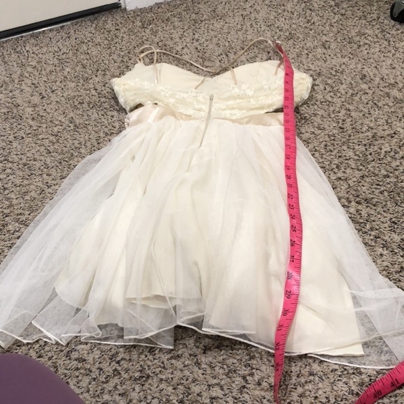 Francesca’s Collection Speechless Dress Size XS Cream Lace Cut Out Sides - Picture 8 of 10